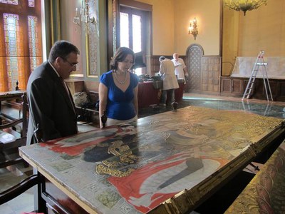 Un equip de restauradors del MNAC, responsables de les tasques de muntatge.