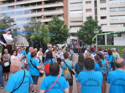 Foto 2. La colla gegantera de Pardinyes ha ambientat l'acte inaugural.