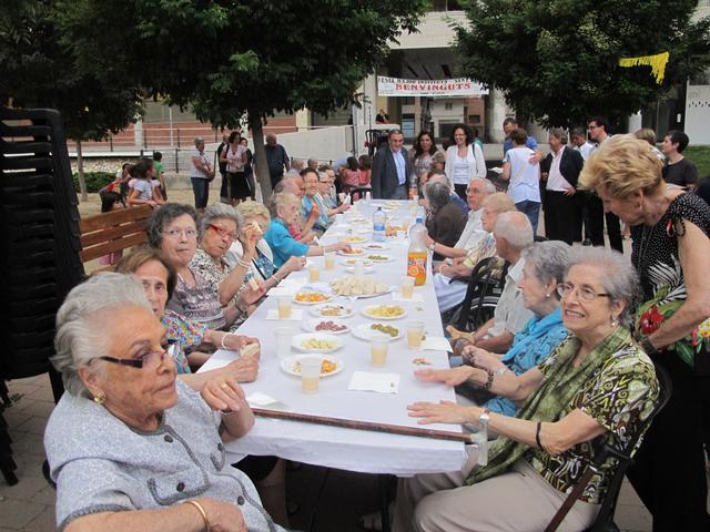 Foto 4. Ros, amb els avis de la Residència Parc del Segre