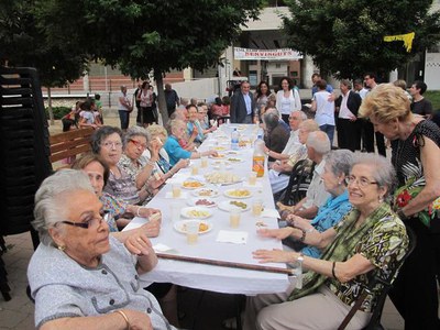 Foto 4. Ros, amb els avis de la Residència Parc del Segre.