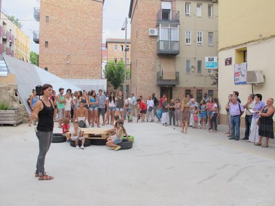 Foto 4. Moment de la trobada amb els veïns i els joves que han fet un taller en el marc del projecte Solars Vius.