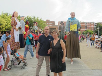 Foto 2. Els tinents d'alcalde, a la plantada dels gegants a la plaça Maria Rúbies.