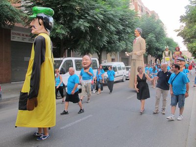 Foto 3. Els gegants amfitrions han encapçalat la cercavila, recorrent els carrers de Pardinyes.