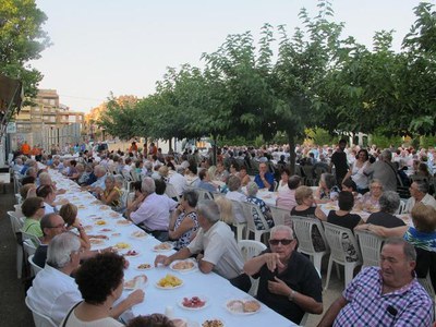Foto 2. Uns 400 comensals han assistit al berenar organitzat per l'AV.