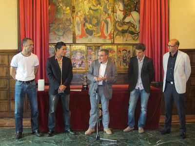 Foto 2. Ros ha felicitat Pigem i Esmatges pels èxits aconseguits i els ha desitjat sort en les pròximes competicions.