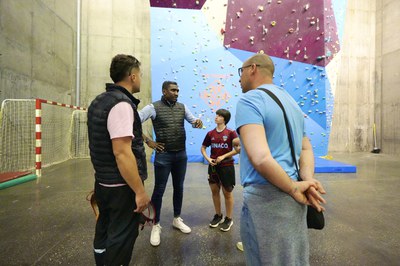 Els regidor Quiñónez es va interessar pel desenvolupament d'aquesta escola específica que impulsa la Paeria.