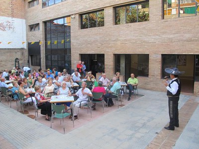 Foto 3. Café i Música per a tots els jubilats, al pati del local social.