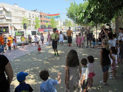 Foto 4. Marta Camps i Rafael Peris, en l'animació teatral infantil que s'ha fet al matí.