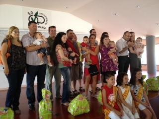 Foto 3. Al migdia s'ha fet l'homenatge als nounats i també a les parelles que han fet les noces d'or.