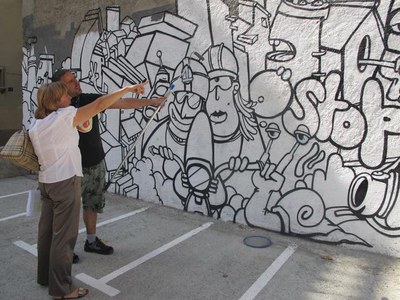 Foto 2. Blai Baules explica la seva obra a l'alcadessa accidental, Sara Mestres.