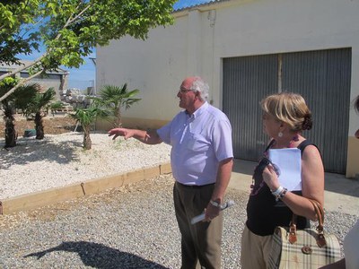 Foto 3. Josep Barberà i Sara Mestres contemplen les instal·lacions de la canera.