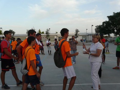 L'alcaldessa accidental lliura la copa als jugadors de l'equip Biblioteca de Magraners..