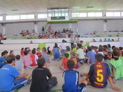 Foto 2. Mestres i Guerrero, lliurant els diplomes als nois i noies.