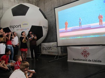 Foto 2. Ros, celebrant amb l'afició, la medalla de plata del palista lleidatà.