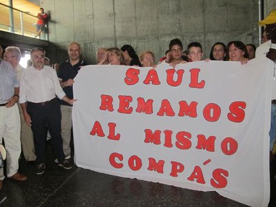 Foto 3. Els seguidors del Saul han preparat pancartes per animar-lo des del pavelló.