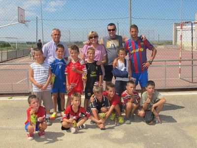 Foto 3. Mestres, amb els infants que han jugat el partit de futbol sala.