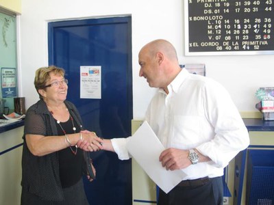 Foto 5. L'alcalde accidental saluda una comerciant abans de donar-li el distintiu.