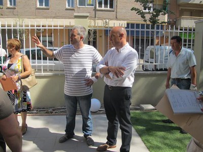 Foto 3. El propietari del local explica les obres a l'alcalde accidental.