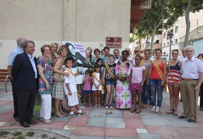 Foto de família dels membres de l'Associació de Veïns, comerciants, l'associació de dones i els hereus i pubilles del barri, amb l'alcalde i regidors….
