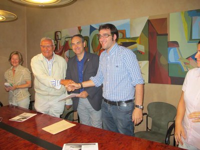 FOTO 2. L'alcalde accidental, Josep Presseguer, juntament amb el regidor de Salut, Oriol Yuguero, i el president d'AECC, Manuel López.