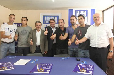 Foto de família amb motiu de l'inici de la campanya d'abonaments del Lleida Llista Blava. L'alcalde, el regidor d'Esports, el president del club, E.D….