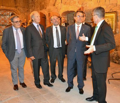 Les autoritats, acompanyades del president de FEMAC, José Maria Pradas, han visitat els cellers de Castell del Remei..