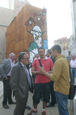 Foto 3. Ros conversant amb Blai Baules, autor del grafit "Ornitològic".