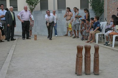 Foto 4. L'alcalde ha participat en la tirada de bitlles que s'ha fet en l'acte inaugural del solar.