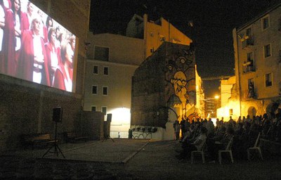 Foto 2. Els veïns del barri ja han pogut gaudir del nou solar a la fresca i han visionat una pel·lícula dins els actes de la seva festa major.