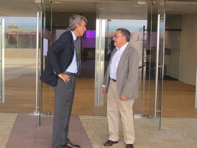 Foto 2. L’alcalde saludant el nou director de Catalunya Ràdio, Fèlix Riera, en acabar l’entrevista.