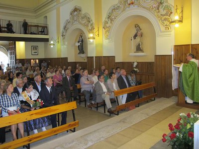 Foto 2. Abans d'iniciar la missa, també s'ha fet l'ofrena floral a la Mare de Déu de Butsènit.