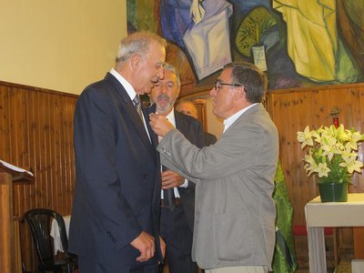 Foto 3. Ros lliurant la insígnia a "Lo Felip", veí homenatjat per la partida.
