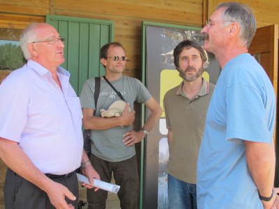 Foto 2. Barberà, parlant amb els ornitòlegs suïssos Jacques Laesser i Raffael Winkler.