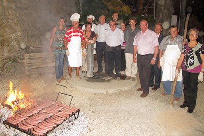 Foto 2. L'alcalde, amb els regidors de la Paeria i els veïns de la partida.