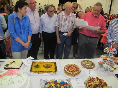 Foto 3. L'alcalde ha felicitat els participants en el concurs de pastissos.