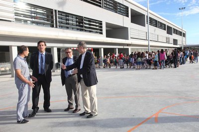 Les autoritats han recorregut les instal·lacions del nou institut, a la imatge, el pati, que comparteix amb l'escola de primària..