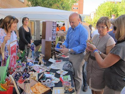 Foto 3. Els regidors de l'Ajuntament han visitat els diferents estands.