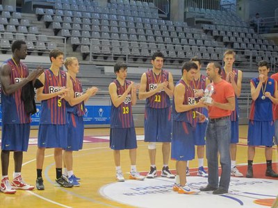Foto 2. Txema Alonso, lliurant el trofeu de subcampió al Barça B.