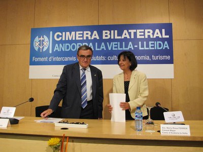 Foto 2. El paer en cap amb la cònsol major d'Andorra La Vella, en la clausura de la Cimera.