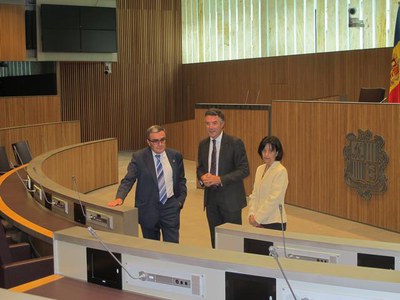 Foto 2. El paer en cap ha visitat el nou edifici del Consell General, amb el síndic Vicenç Mateu.