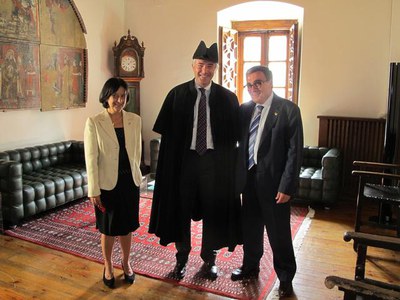 Foto 3. Mateu ha ensenyat a Ros i Ferrer la Casa de la Vall.