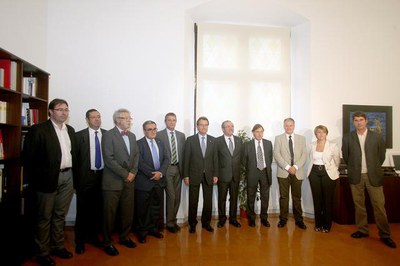 Foto de família de les autoritats i els responsables del documental..