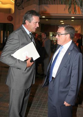 L'alcalde ha saludat el director de Televisió de Catalunya, coproductora del documental, Eugeni Sallent..