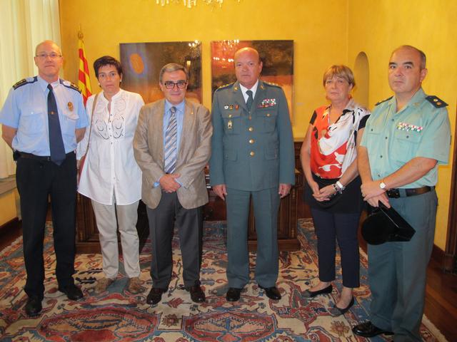 Foto 2. El paer en cap, amb les tinentes d'alcalde Marta Camps i Sara Mestres, l'intendent en cap de la Guàrdia Urbana Josep Ramon Ibarz i el tinent coronel de la Comandànciad e la Guàrdia Civil, Jose Aledo