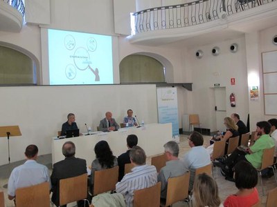 L'estudi ofereix dades socioeconòmiques de 14 municipis de Catalunya..