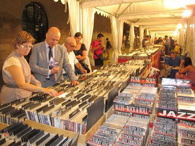 Foto 2. Les carpes del mercat estaran instal·lades davant la Catedral fins diumenge.