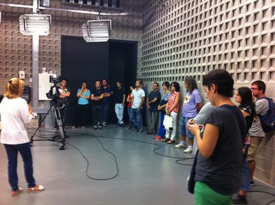 Foto 2. La directora del centre, Jorgina Domingo, fent les explicacions sobre les instal·lacions.