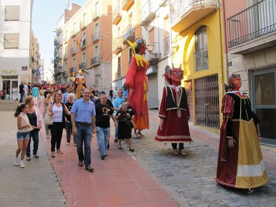 Foto 3. Els gegants de l'Ereta i de Jaume I han encapçalat la cercavila.