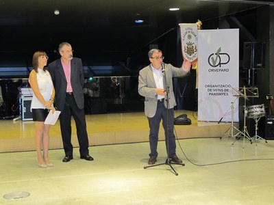 Foto 2. L'alcalde, dirigint unes paraules als assistents.