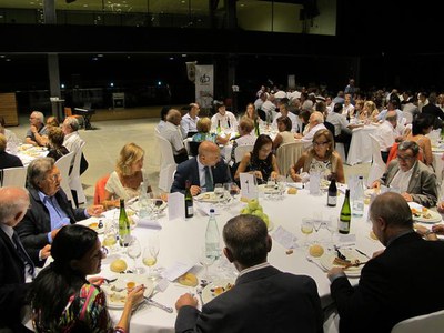 Foto 3. Ros, a la taula presidencial, amb la resta d'autoritats, entre les quals, l'exalcalde de Lleida, Antoni Siurana.